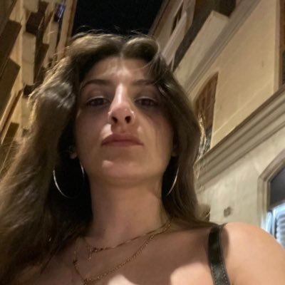 israakrkmz's profile picture. gençliği solla kariyeri fulle çayını da demle