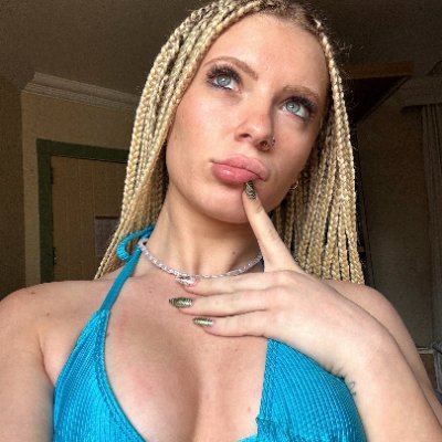 Kentucky girl with a thing for teasing… 🔥
DMs open for cool and hungry guys