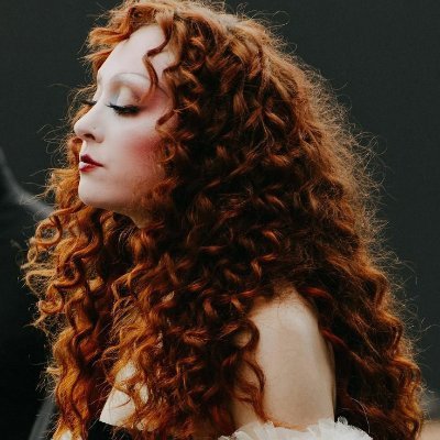 Me juzgarás cruel, muy egoísta, pero el amor es siempre egoísta: cuanto más ardiente más egoísta. Cuenta Rol. Basado en la novela de Sheridan Le Fanu