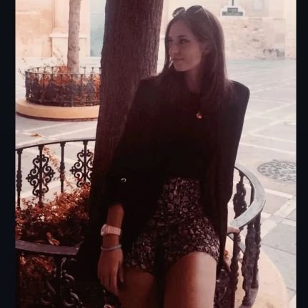 Quiso Dios, con su poder, fundir cuatro rayitos de Sol y hacer con ellos una mujer. Y al cumplir su voluntad, en un jardín de España nací...🇪🇸