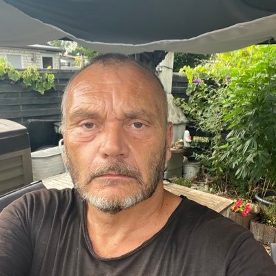 Altrocker, Psycho, Schattenwolf , relativ freies Leben am See, tätowiert, mag Bitcoin,tiefenentspannter Kerl . nicht an sexuellen Spielereien interessiert.