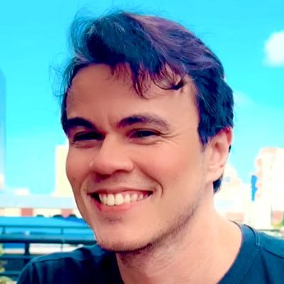 Contabilista, enxadrista, origamista, sommelier de chá e admirador do deus sol.