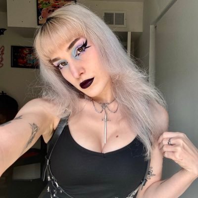 basically, I am a bat | cosplayer | ZSS main | graphic designer and artist (you should check out my shop!) https://t.co/lqMkE7BACc | 🏳️🌈