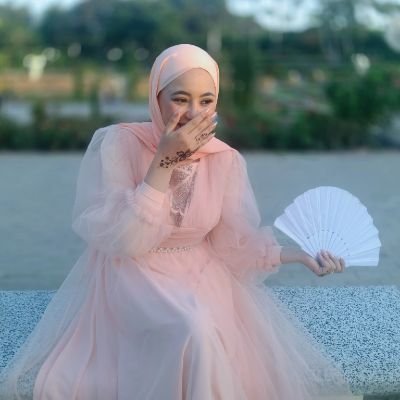 فَتاة بِخفة الطير ، وقلبًا أرقّ من أجنحة فرَاشة ›