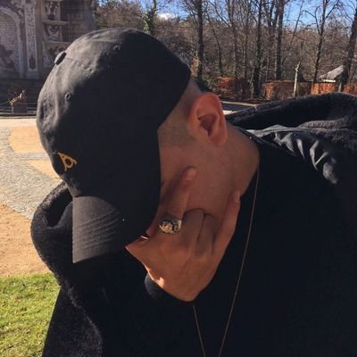 niño roto,tímido, habla poco amigo de la pena, solo rompo lo que toco ☯