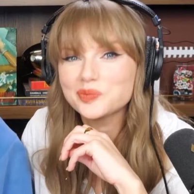24/ I’m sorry the old Taylor can’t come to the phone right now. why? oh! CUZ SHES DEAD 🖤