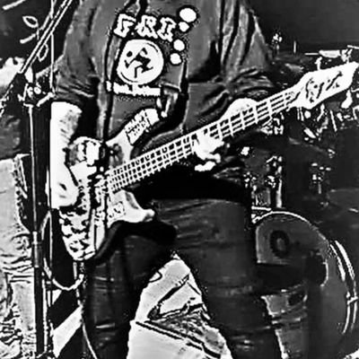 Antiautoritari, només el punk-rock em fa feliç. No em doneu la xapa amb les vostres mogudes.
Rascacordes amb GATZARA (Punk corrupte Molins Sense Rei)