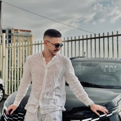 AtaJalayeri's profile picture. iskeletler diyarında bir et parçasıyım