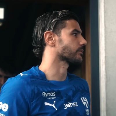 - وأراكَ في كُلِّ البقاعِ كأنّما لا جرم في فلَكي يدورُ سواك @Alhilal_FC