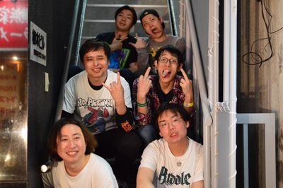 北から、
K2 @RIP_K2 、
hiRoki @hiRoki_add9 、
まっつ @the_mattsu 、
Time Out @chan_koi1203 、
ゆうきんぐ @ba9_uov 、
まー @makun_rock 、の6人が組んだメロディックパンクDJcrew