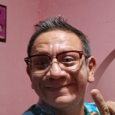 Nacido jarocho, si quieren saber más preguntenme... me fascina el cine, tocar guitarra (viendo acordes), caminar por la playa, cantar, bailar aunque sea poco