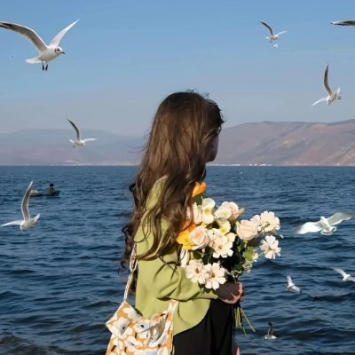 静かだからといって、冷たいわけではありません。
沈黙の中にも、たくさんの言葉が込められています🌙💭
文字や音楽、夕暮れ、そして昔の映画が好きです📖🎶🌆🎬
何も話さなくても一緒に歩ける、そんな心地よい存在に出会えたら嬉しいです🚶♀️🤝🌿