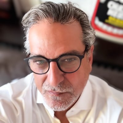 Giornalista, fotografo, ex Cuore, ex Iena e altri animali fantastici. In pausa da video, in tv ho lasciato un vuoto colmabile.