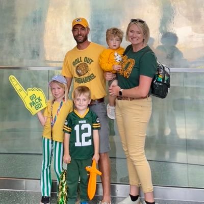 Mom of 3 little hooligans. Territory Manager for Pioneer in SE MN. Love of crops, 4-H, Iowa State and the Packers.
