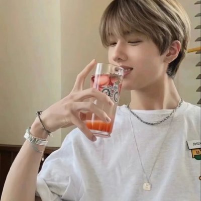 xneuxidnxk92576's profile picture. supernova🧡