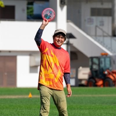 中学生でフリスビーの魅力にハマって数十年。ディスクゴルフは2004年に始めましたが、しばらくお休みして2018年から再び楽しんでます。他にはバスケットボールも少々。過去にはモータースポーツも。