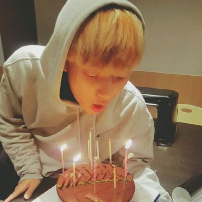 밴드보고 싶다! 트친이 SNS에 남긴 글...가슴 아프고 안타깝다... 시간도 있고 자금도 있는 트친들이 공연볼 기회가 없다라는 것이... 그리고 한참 생각했다. 난 참 행복한 놈이구나... 아무리 사는게 힘들어도 난 밴드보고 있으니까 화이팅!