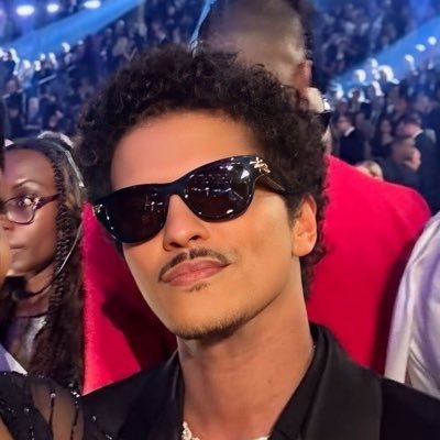 Falo dos meus favoritos Bruno Mars,Shawn Mendes e às vezes de Tênis de Mesa❤️🎧🏓