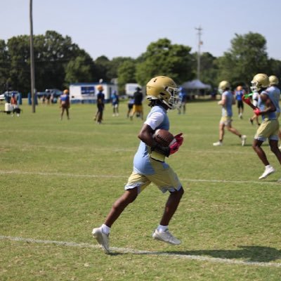 Class of 2027 | @DWdanielhigh | GPA 3.6 | 5’5 130 | RB🏈 | S 315 B 175 PC 185 |currydaimien@gmail.com