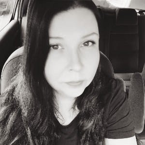 Kirjaihminen, sipsikaljavegaani, suklaa-addikti
introvertti maailman paras ahdistuspallo
Koiran mutsi 🖤 antifasisti
Sydän on vasemmalla
FCKNZS