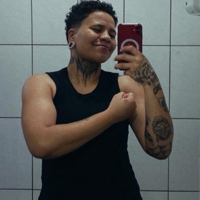 carisma de um muro que tem cerca elétrica e caco de vidro