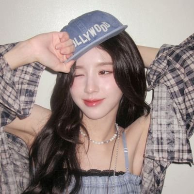 Heeejinj's profile picture. She’s reminiscent of a majestic princess, Heejin. ୭ৎ ࣪ ׅ