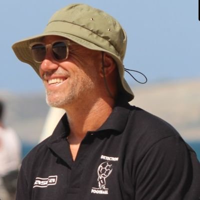 Exfutbolista, licenciado en periodismo y entrenador UEFA PRO. 'No te preocupes por el mundo que dejas a tus hijos, sino por los hijos que dejas a este mundo'.