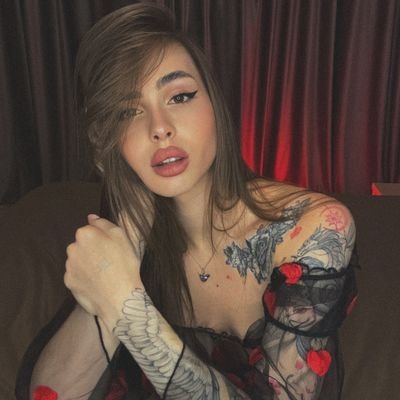 20 ans, étudiante 🎓 rebelle 🔥
Viens discuter… histoire de briser les règles 😈👇