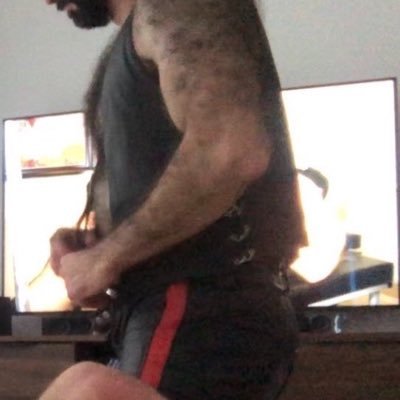 SW London. 6' 183cm tall, 99kg, Middle Eastern, bald, bearded, Sasquatch, 46years old.