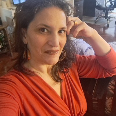Canto, trabajo entre libros, cuido y creo.
Cocino en https://t.co/A2XQfclVD9