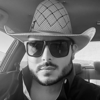 Nurse+Musician 😎 Living life 1 day at a time. I love my familia and my job. I work out 💪🏻 because I really hate my man-boobs 😟 🤠🤠🤠