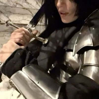 anemicotriste's profile picture. ser inexistente no espaço tempo; sou uma farsa