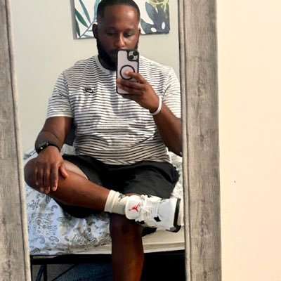 JustoeTheUnruly's profile picture. Father ♋️ #BLM 🤞🏾..my ❤️ and attention is taken..#shoeaddict ...Iverson🐐.. #NEPats . Sooners. Yankees. Duke BBall #LakeShow IG: @JustoeUnruly