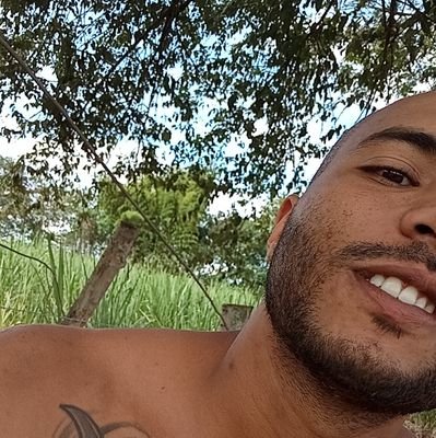 Mírame la espalda y sabrás que la vida ha tatuado lo que ella quizo
El tiempo no pide permiso
Pasa como Pedro por su casa y nunca dará previo aviso 🎶💥🔥....!