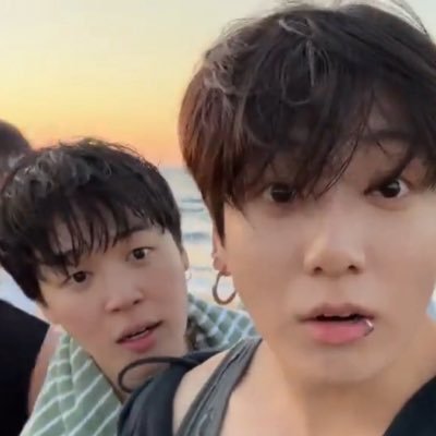 ARMY desde un tiempo.. gracias a BTS llegó en un momento de la vida que necesitaba gracias a sus canciones y sus momentos de alegría que me acompañan hasta hoy