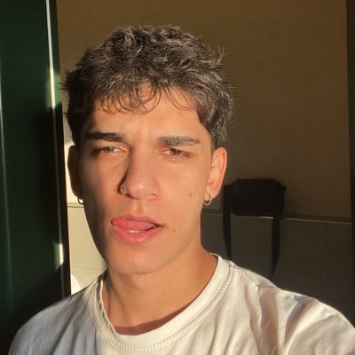 furkanemredenz's profile picture. onlar amsa biz anasının amıyız