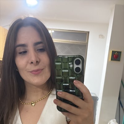corporate girlie de día, redactora de indirectas por la noche • bad vibes • cat lover • opiniones personales •