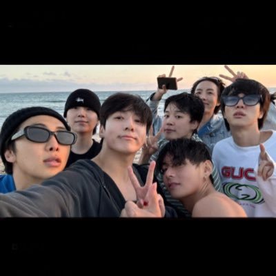 August 2022 Army. Music & book lover, writer, podcaster💜Co-creator @btswsincerity ~ https://t.co/gAJaHqudlN 📚Librarian at @bangtan_library