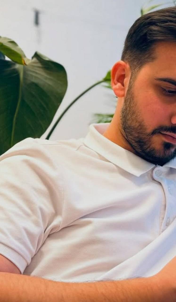 طراح و تدوینگر پاره وقت نویسنده ی هیچ وقت، فرزند منهاج برائت، معاند تزویر، متصل به شکوه دوحة الهاشميه