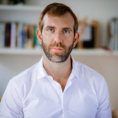דובר משרד התפוצות והמלחמה באנטישמיות. בעבר: יועץ תקשורת לראש ממשלת ישראל, בנימין נתניהו. קודם לכן: עיתונאי ערוץ 14, ישראל היום, מידה, מוספי ידיעות ומעריב.