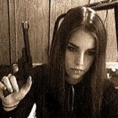 Politicamente incorreta, tenho opiniões fortes e polêmicas sobre tudo. Então, se você se ofende fácil, nem me siga. minha reserva @cabruncodoido2