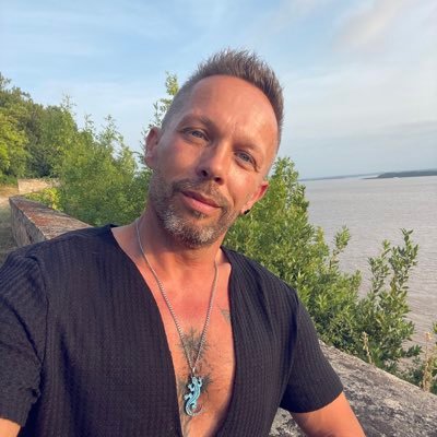 Je suis moi, aimant la vie. Avec patience, positivité et respect, tout prend sens. Tout arrive à qui sait attendre.