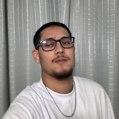 Falo sem propriedade alguma de qualquer coisa então não me levem a sério. Não parece mas eu tô tentando me tornar um jornalista só que a uff tá me matando