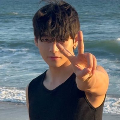 jhsthv's profile picture. here for bts OT7