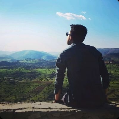 اینجا تمام حنجره ها لاف میزنند... تَوَكَّلْتُ عَلَى الْحَيِّ الَّذِي لَايَمُوتُ