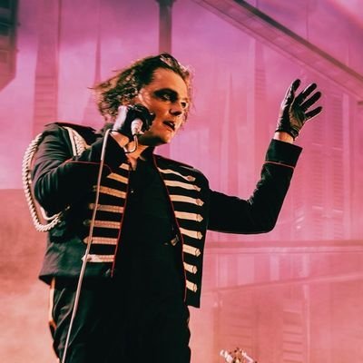 „oh how wrong we were to think that immortality meant never dying” 🦇
alt: @mcrasrocks 🪦 15 🍉