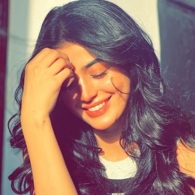 थोड़ी crazy, थोड़ी smart
🖤 दिल से जीना, दिखावे से दूर