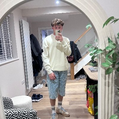 fllesz's profile picture. 