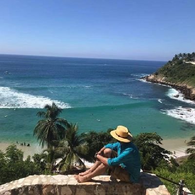 Antihéroe, Cazador de estrellas fugaces, Alquimista, Surrealista, Rescato escritos y recuerdos olvidados, Diseño y Construyo sueños, Amo la vida y el mar 🌊🐚☀️