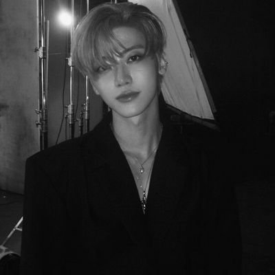 𝐍𝐀 𝐉𝐀𝐄𝐌𝐈𝐍 — an only child who carries both luxury and warmth turning every stage into his own world.